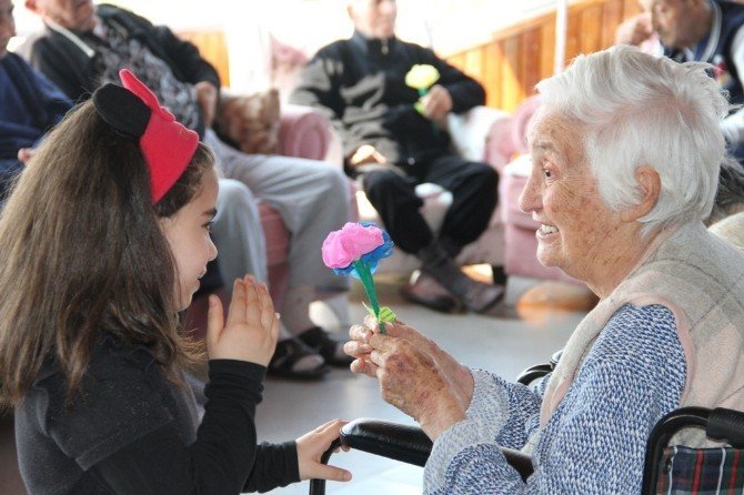 Minikler ‘Yaşlılara Saygı Haftası’ Kapsamında Huzurevlerini Ziyaret Etti