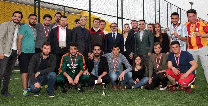 Sosyal Bilimler Düzenlediği Futbol Turnuvasında İşletme Yönetimi 1. Sınıf Şampiyon Oldu