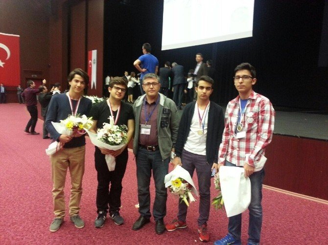 GKV TÜBİTAK’ta Biyoloji Projesiyle Türkiye Finallerinde