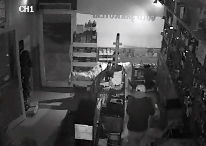 Hızlı Ve Titiz Hırsızlar Güvenlik Kamerasına Yakalandı