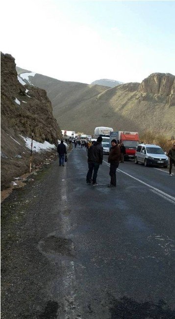 Heyelan Nedeniyle Ağrı-van Karayolu 2 Saat Trafiğe Kapalı Kaldı