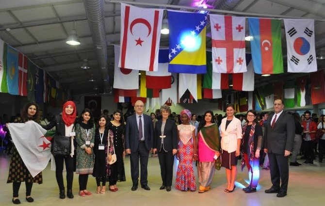 İzmir'de üniversite eğitim alan yabancı öğrenciler buluştu