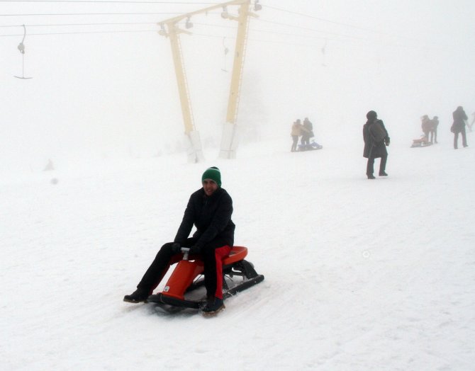Sezonu kapatmaya hazırlanan Uludağ'da kar sevinci