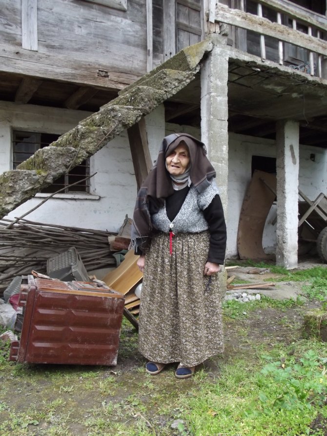 Ahşap evler, betonarme binaların içinde zamana meydan okuyor