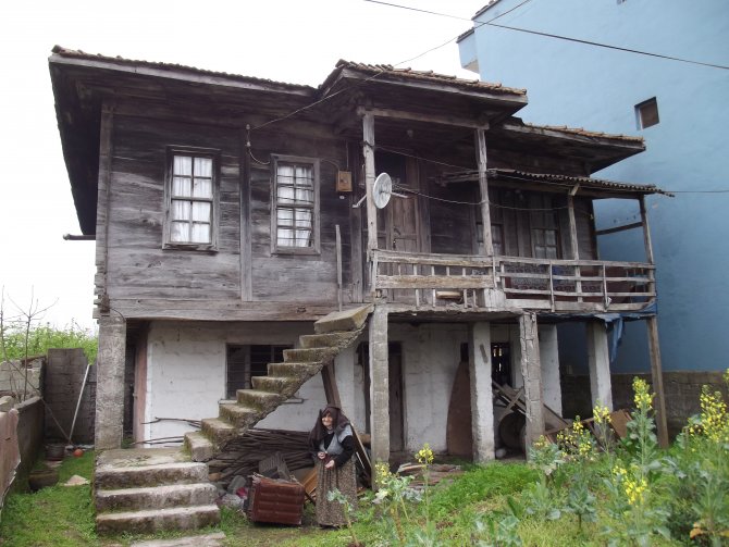 Ahşap evler, betonarme binaların içinde zamana meydan okuyor