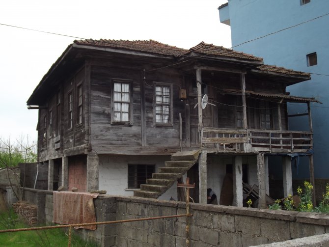 Ahşap evler, betonarme binaların içinde zamana meydan okuyor