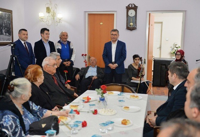 Üsküdar Belediye Başkanı Türkmen, Huzur Evi Sakinleriyle Birlikte Şarkı Söyledi