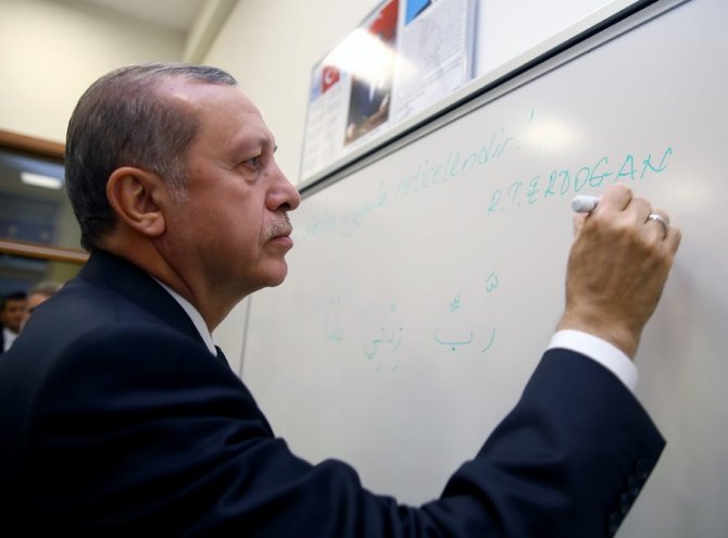 Erdoğan, Yozgat Anadolu Kız İmam Hatip Lisesi’ni ziyaret etti