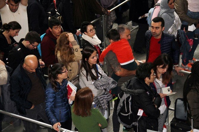 Atatürk Havalimanı’nda Sistem Durdu, Uzun Kuyruklar Oluştu
