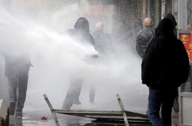 Brüksel’de Olay Çıkaran Aşırı Sağcılara Polis Müdahalesi