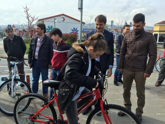 Kenan Sofuoğlu, Bisiklet Dağıttı