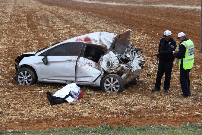 Otomobil Tarlaya Uçtu: 1 Ölü, 2 Yaralı