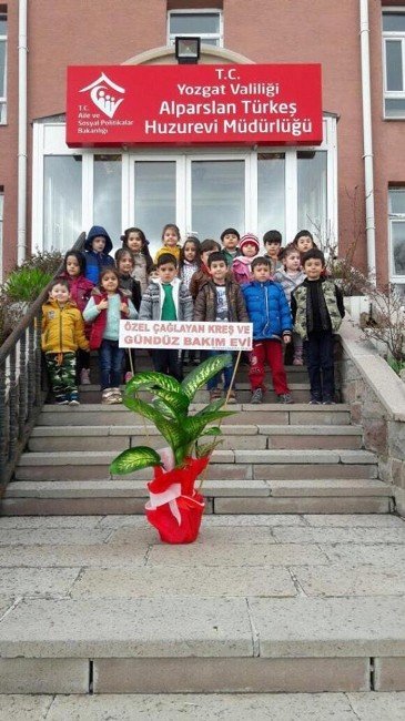 Sorgunlu Minik Öğrenciler Alparslan Türkeş Huzurevini Ziyaret