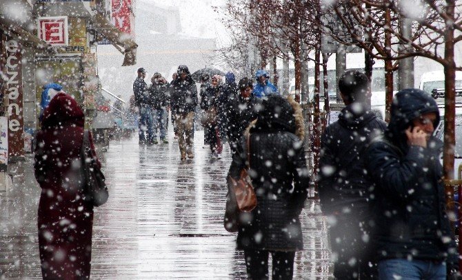 Erzurum Baharda Kış Yaşıyor