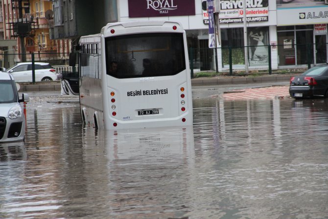 Otobüs yolcularla birlikte suda mahsur kaldı
