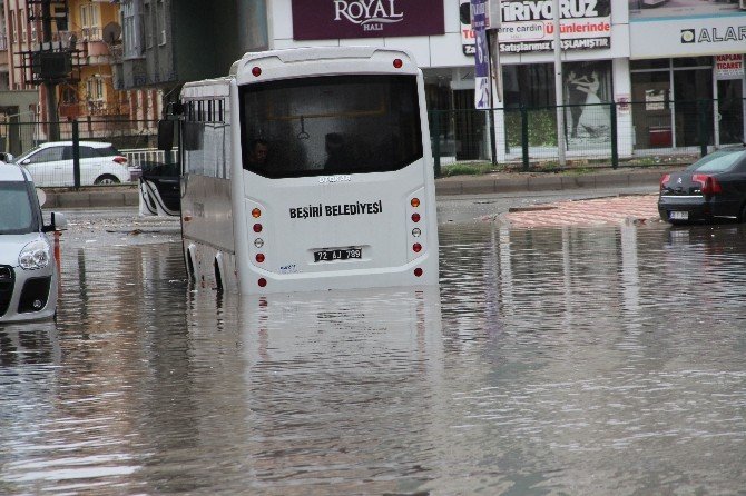 Halk Otobüsü Yağmur Suyunda Mahsur Kaldı