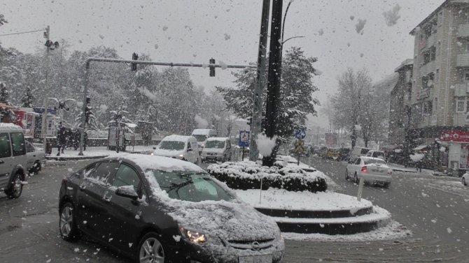 Bitlis'te yoğun kar yağışı etkili oluyor