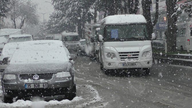 Bitlis'te yoğun kar yağışı etkili oluyor