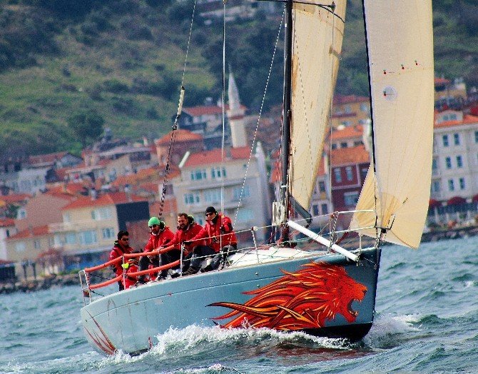 Bursa’da Yelkenliler Kıyasıya Yarıştı