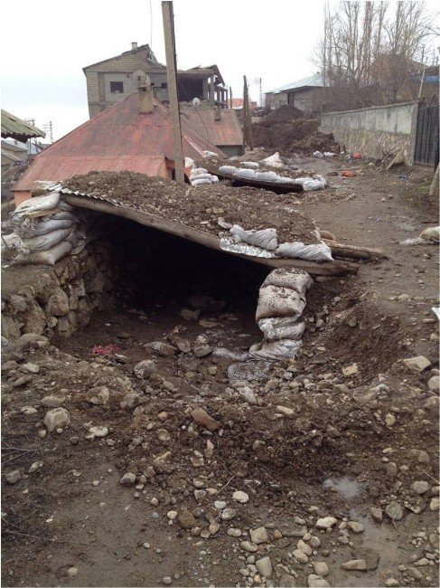 Yüksekova’da Sokaklardan Evlere Uzanan Tünellerde Patlayıcılar Bulundu