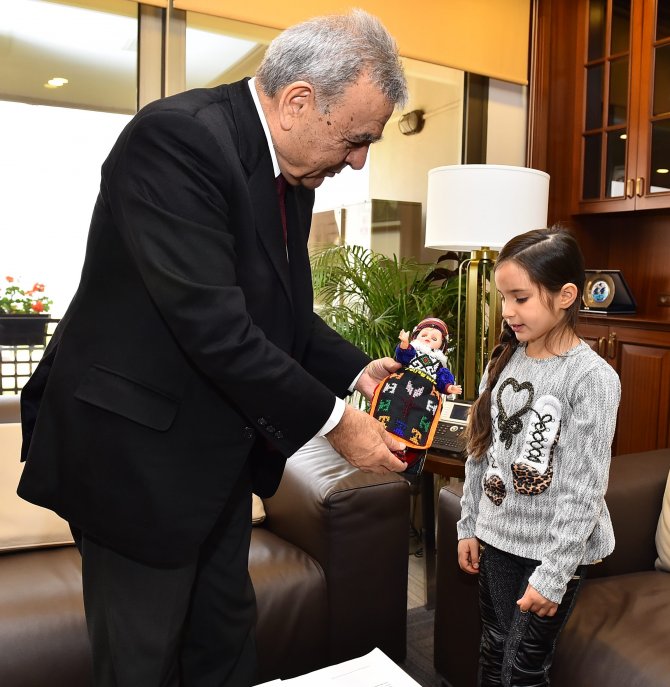 7 yaşındaki Sude, İzmir Büyükşehir Belediye Başkanı'nı ziyaret etti
