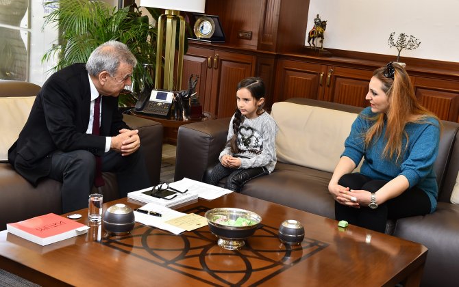 7 yaşındaki Sude, İzmir Büyükşehir Belediye Başkanı'nı ziyaret etti