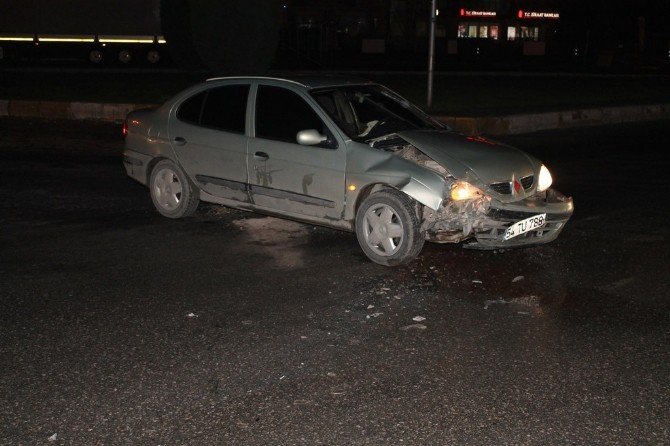 Sakarya’da Otomobiller Çarpıştı: 2 Yaralı