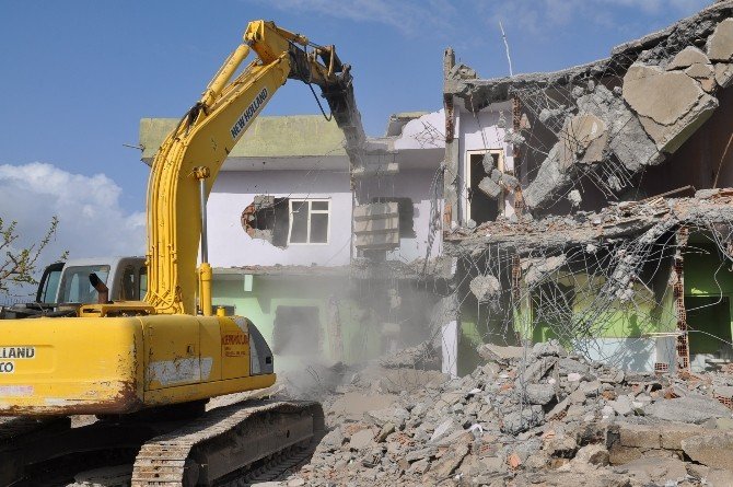 Silopi’de Ağır Hasarlı Binalar Yıkılıyor