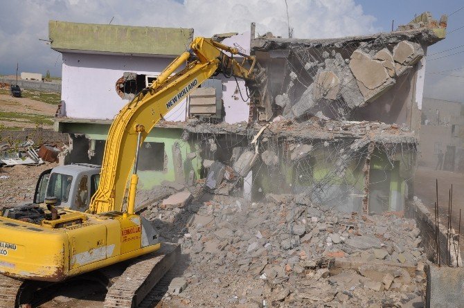 Silopi’de Ağır Hasarlı Binalar Yıkılıyor
