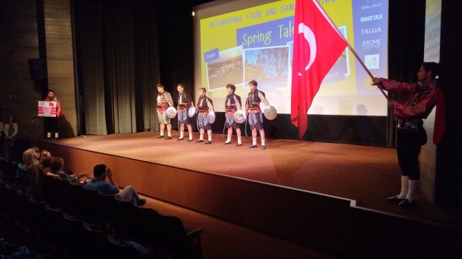 Türk öğrenciler, dans festivalinden madalya ile döndü