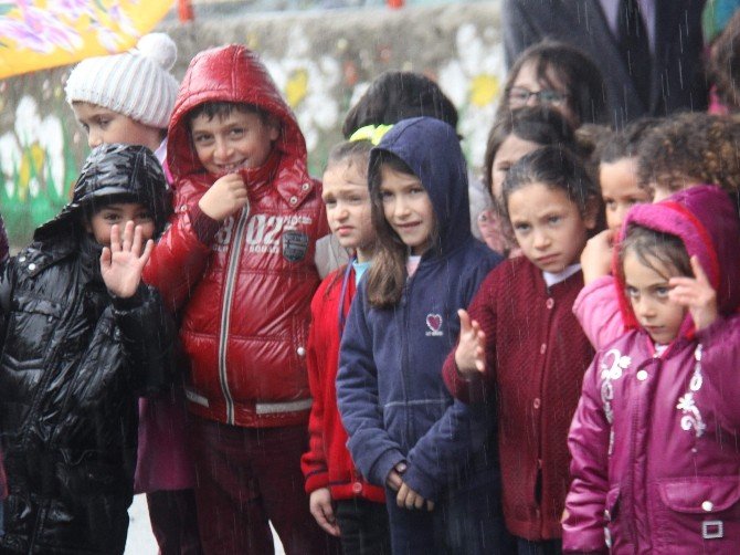 Yağmur Altında Islanan Çocukları Görünce O Da Onlarla Birlikte Islandı