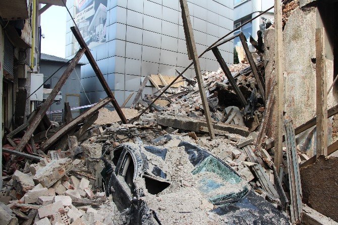 Beyoğlu’nda 100 Yıllık Bina Böyle Çöktü