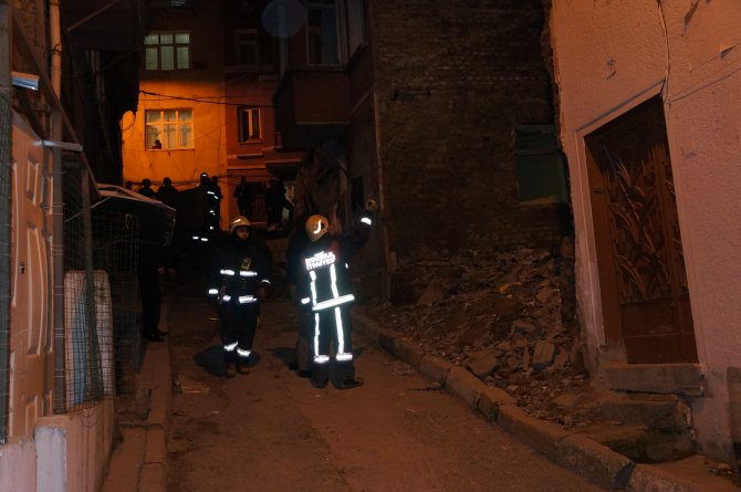 Beyoğlu’nda 2 katlı bina çöktü