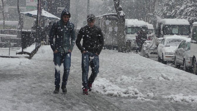 Bitlis’te kar yağışı devam ediyor