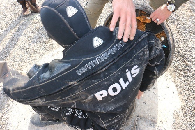 Polis, Kanalizasyonda Bile Bomba Araması Yaptı