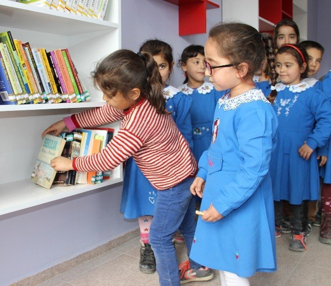 Köy Okuluna Kütüphane Kurdular