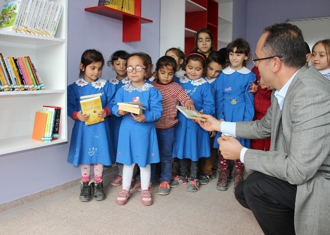 Köy Okuluna Kütüphane Kurdular