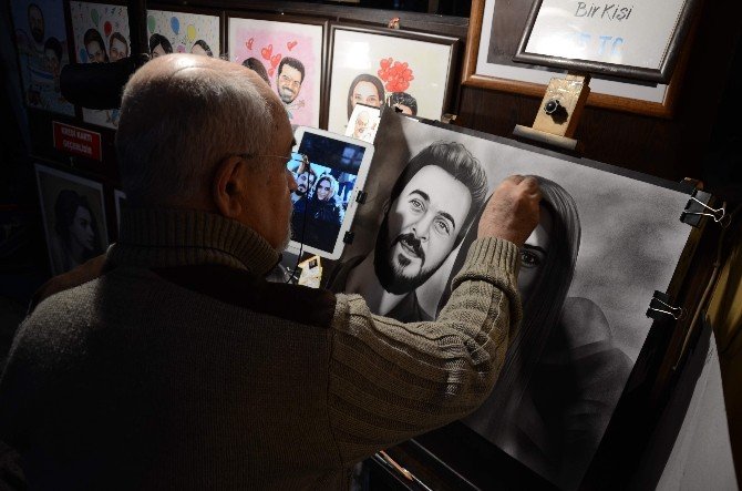 Eğitim Alamadan Profesyonel Olarak Portre Ve Karikatür Çiziyor