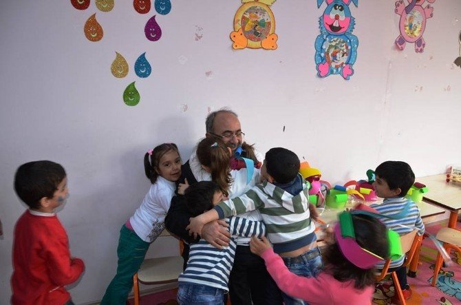 Başkan Gülcüoğlu Anaokulu Ziyaret Edip, Lise Öğrencilerini Misafir Etti
