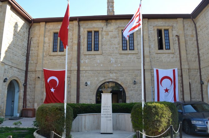 KKTC Turizm Bakanı bakanlığına Türk bayrağı astı