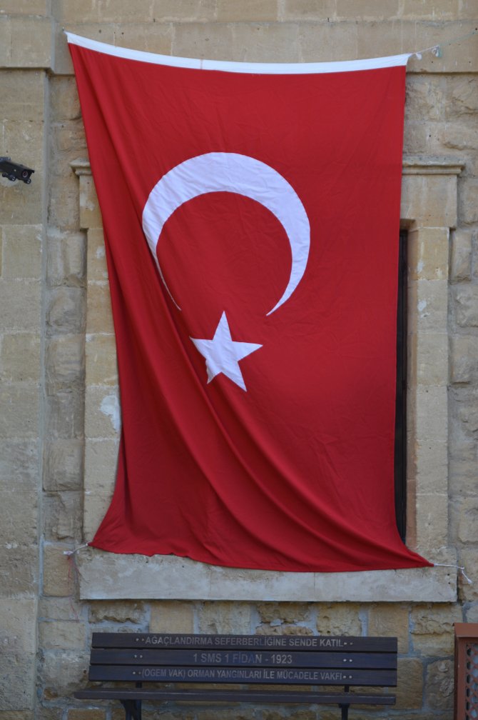 KKTC Turizm Bakanı bakanlığına Türk bayrağı astı