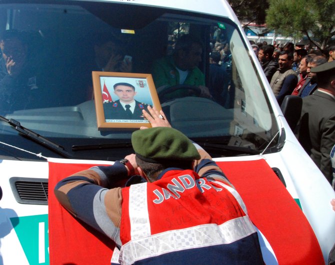 Şehit Jandarma Yüzbaşı Halil Özdemir'in cenazesi baba ocağına getirildi