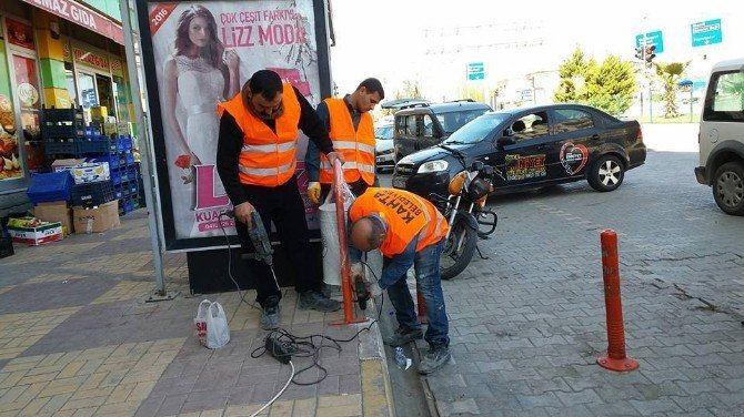 Mustafa Kemal Caddesinde Asma Çöp Kovaları Kuruluyor