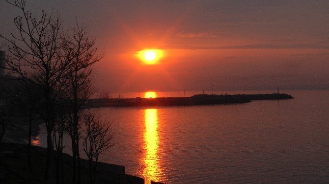 Karadeniz’de Gün Batımı İzleyenleri Hayran Bırakıyor