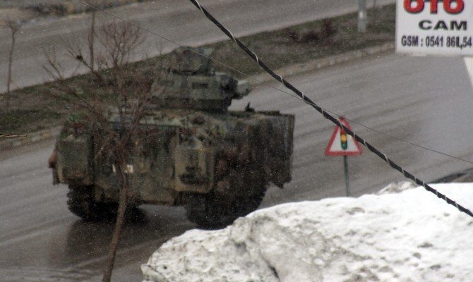 Tanklar Eski Kışla Mahallesine Girdi
