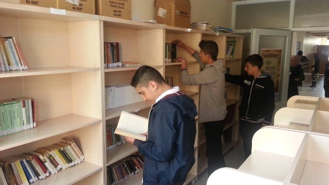 Öğrenciler Kütüphane Kurdu