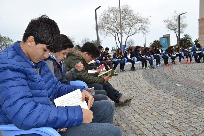 Şehir Meydanında Kitap Okudular