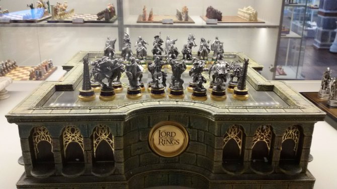Rekortmen müzede Bush ve Saddam'ın da olduğu 560 satranç takımı sergileniyor