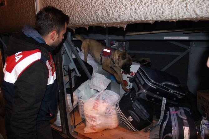 Sivas’ta Jandarma Ve Polis Ekipleri Yol Kontrollerini Sürdürüyor