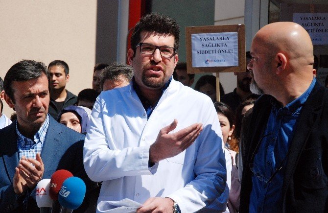 Sağlık Merkezine Gerçekleşen Silahlı Saldırıyı Sağlıkçılar Protesto Etti